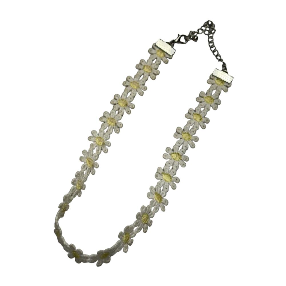 White Daisy Chain Choker Necklace Floral Fabric Yellow Silver Clasp - Picture 4 of 5